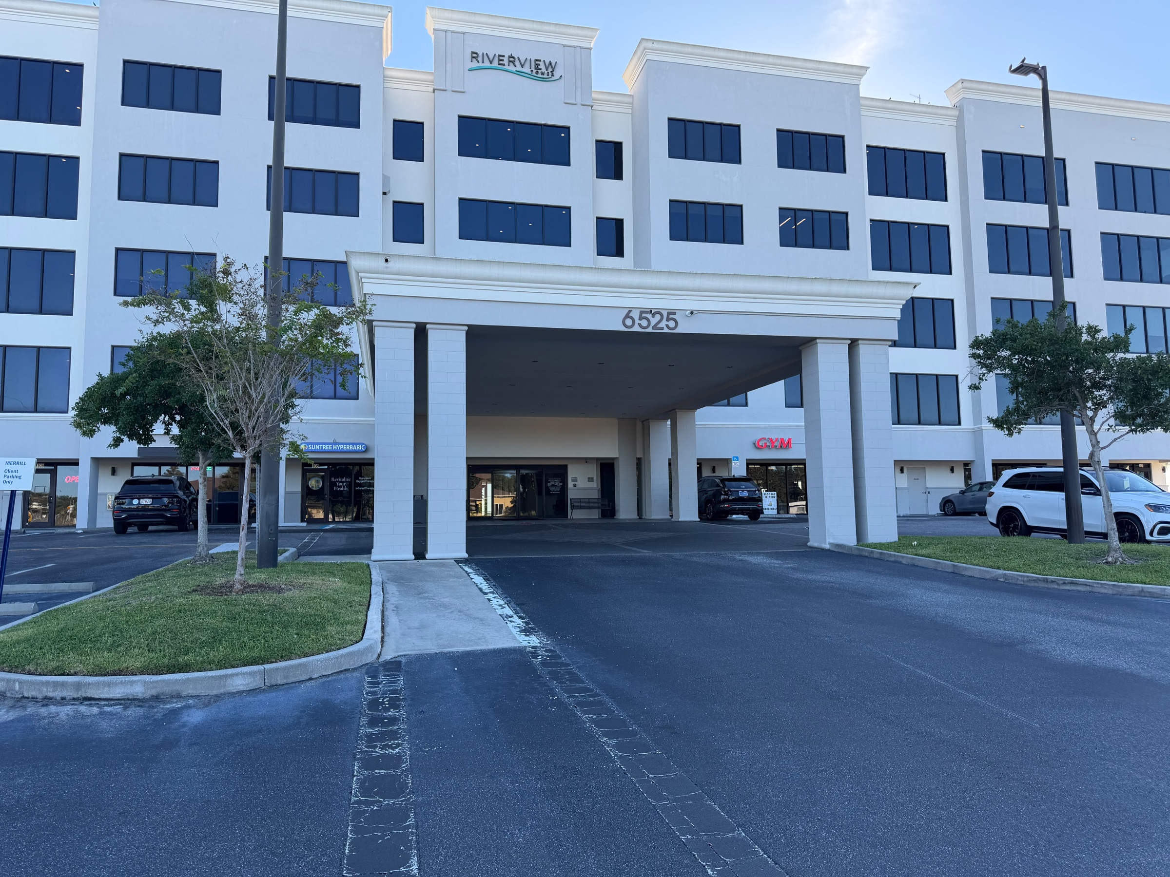 Riverview building with 6525 above its covered entrance and the Suntree storefront to the left